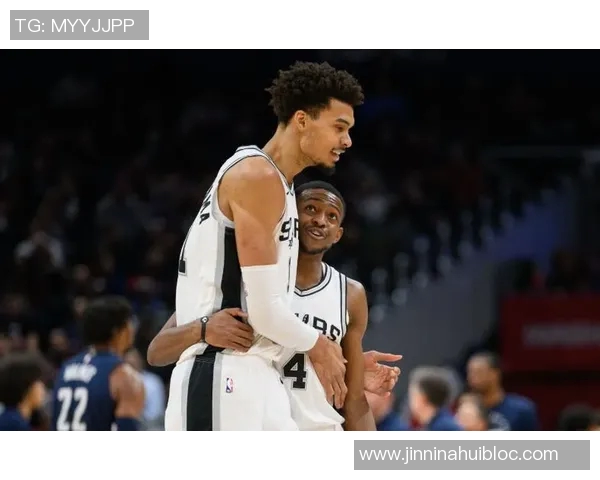 福克斯称赞文班亚马是顶尖球员强调团队合作的重要性